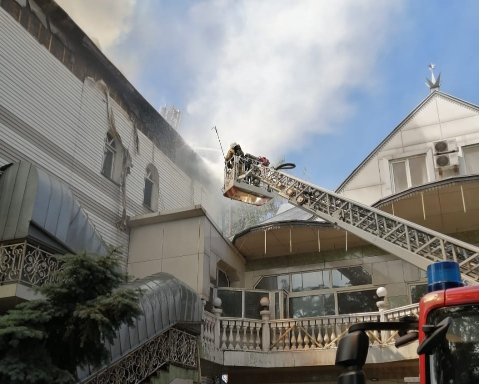 В гостиничном комплексе в Жетысуском районе Алматы произошел пожар