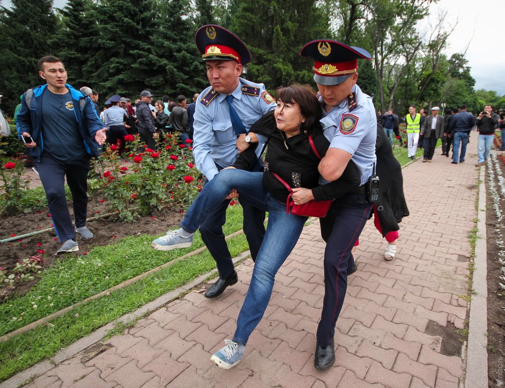 Около 100 человек задержаны в столице Казахстана и Алматы - МВД
