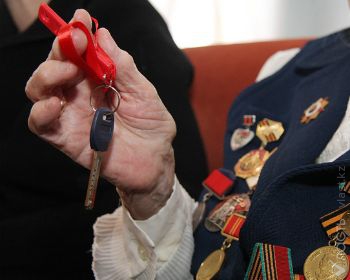Ко Дню Победы 14 ветеранов получили квартиры от акимата Алматы