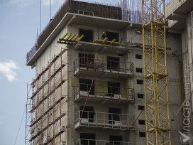 Аким Алматы раскритиковал качество строительства домов взамен ветхого жилья 
