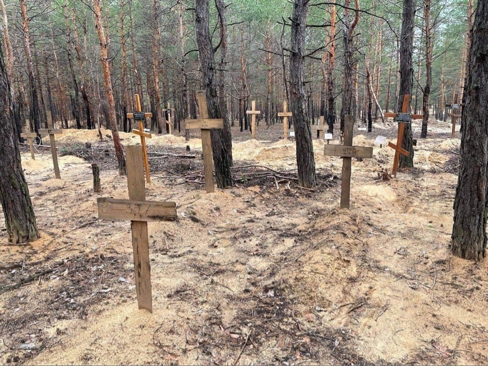 В украинском Изюме найдены сотни захоронений погибших