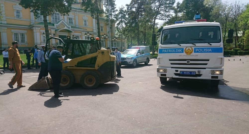 В парке 28-ми панфиловцев в Алматы трехлетний ребенок погиб под колесами погрузчика