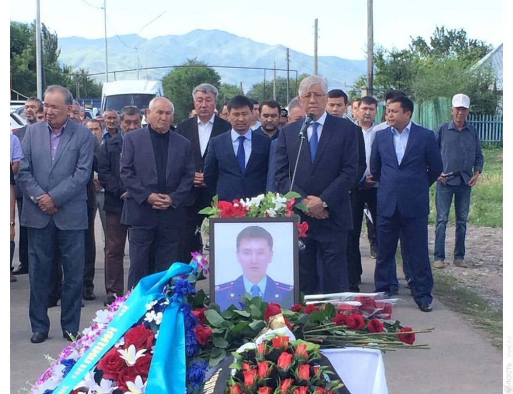 В Алматинской области простились с погибшим в перестрелке в Алматы сержантом полиции