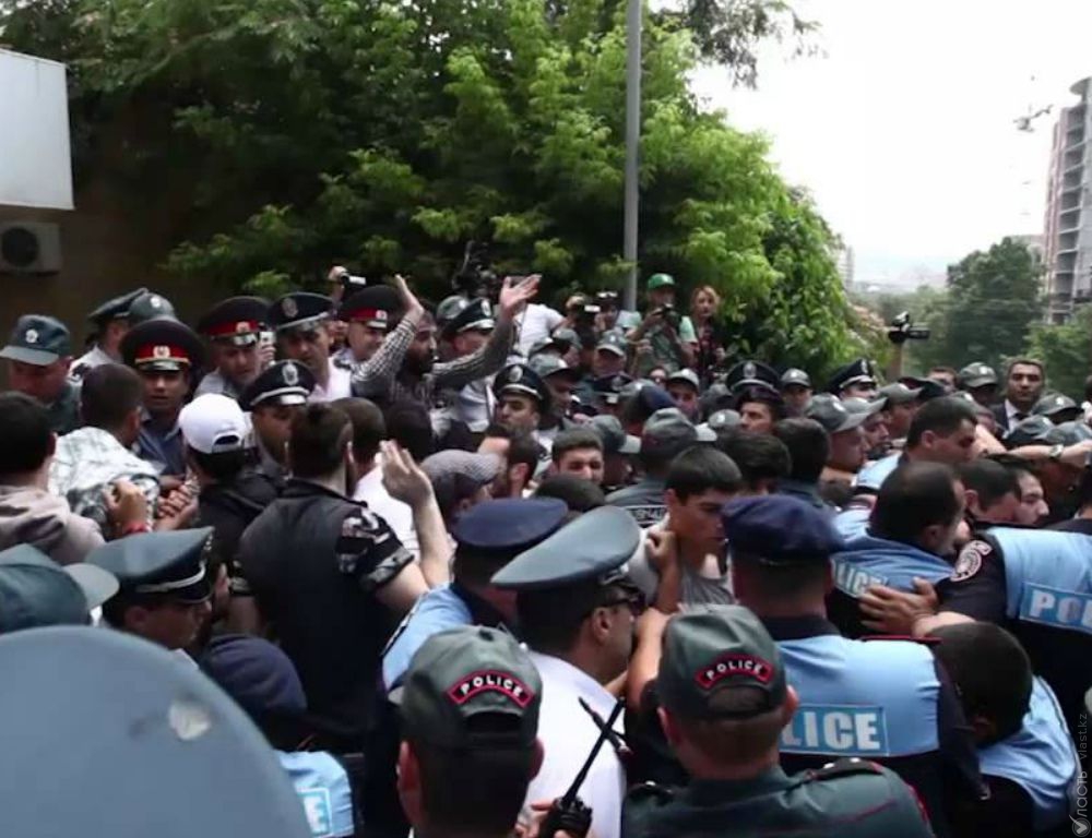 В Ереване полиция водометами разогнала забастовку, участники который выступали против повышения тарифа на электроэнергию