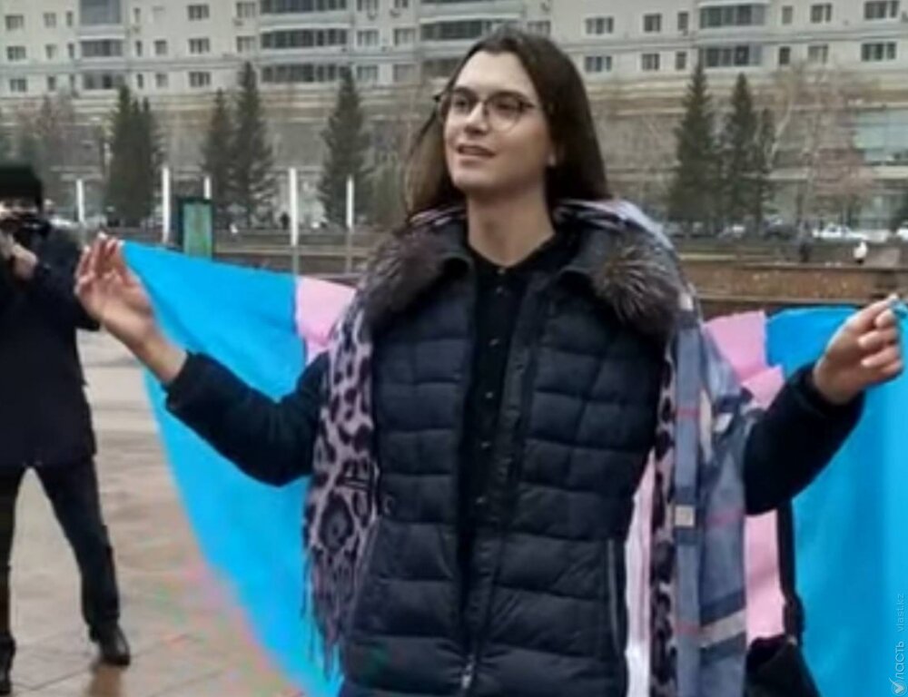 В Астане задержали активистку Яру Тычину за одиночный пикет против запрета «пропаганды ЛГБТ»