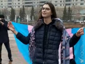 В Астане задержали активистку Яру Тычину за одиночный пикет против запрета «пропаганды ЛГБТ»