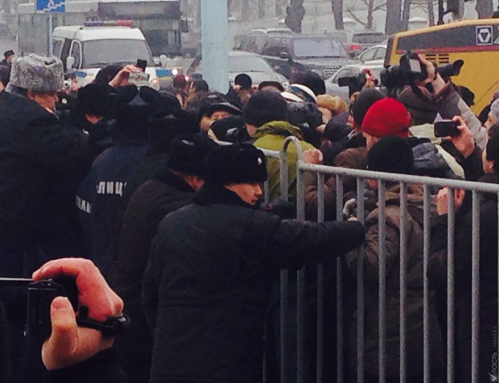 Митингующие попытались прорваться к памятнику Абая в Алматы