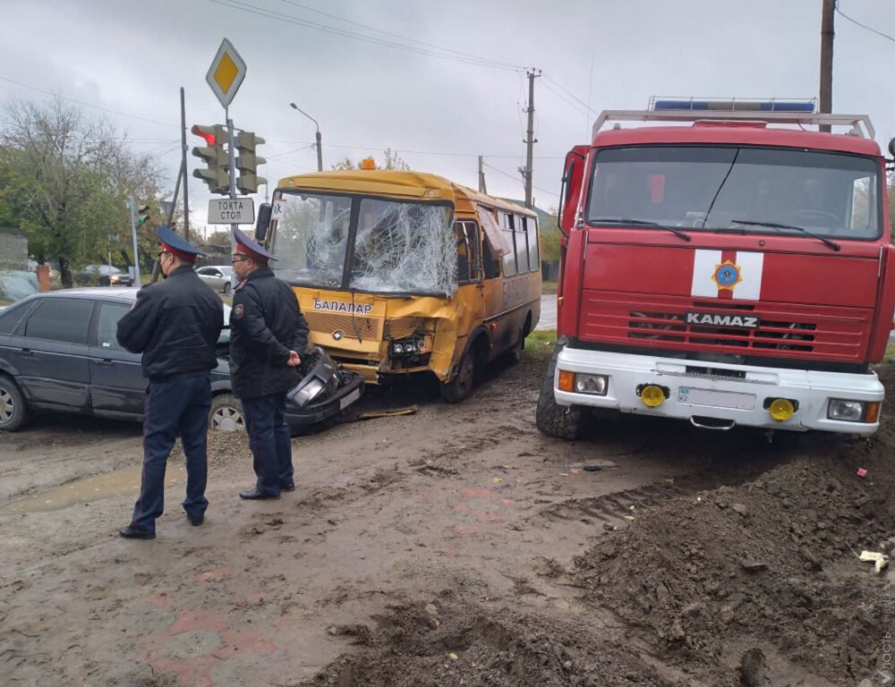 В Павлодаре пожарная машина столкнулась со школьным автобусом; пострадали 9 детей