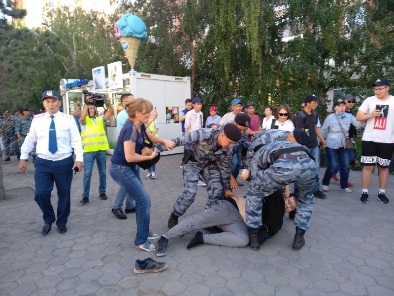 Полиция в столице задержала журналиста Ботагоз Омарову 