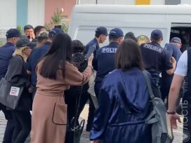 В Алматы полиция задержала активистов, пришедших на суд над Темирланом Енсебеком