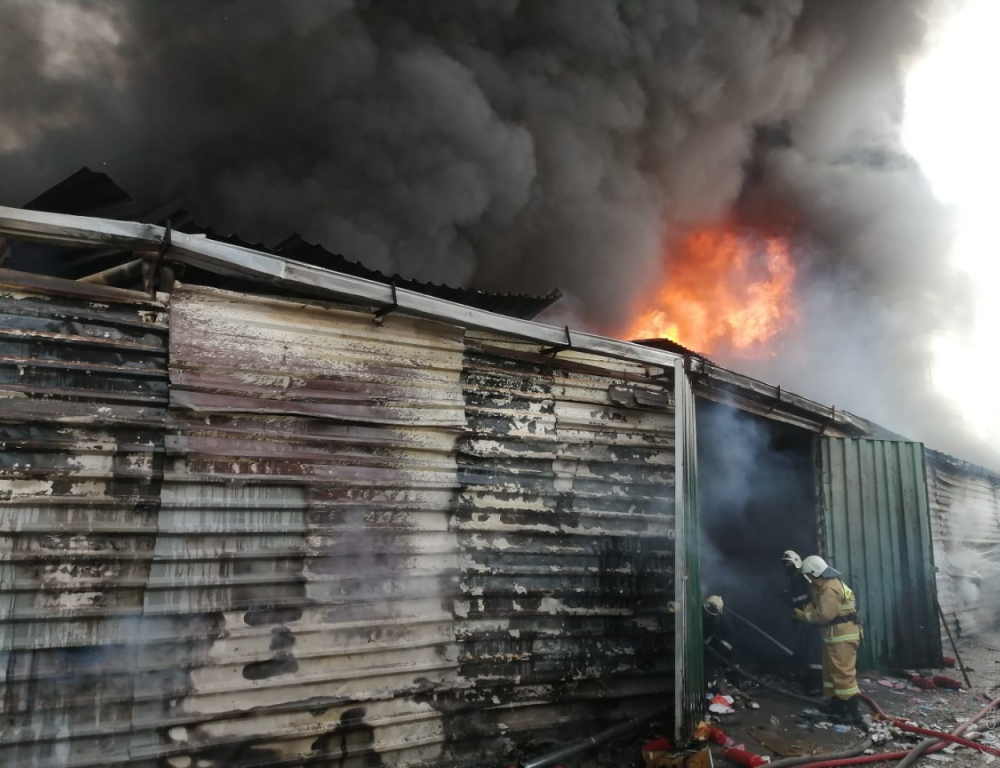 В Алматы на барахолке произошел пожар 