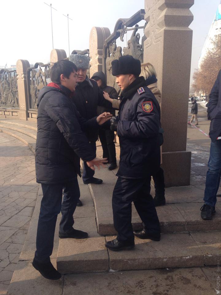 Участники немноголюдного митинга расходятся с площади Республики в Алматы
