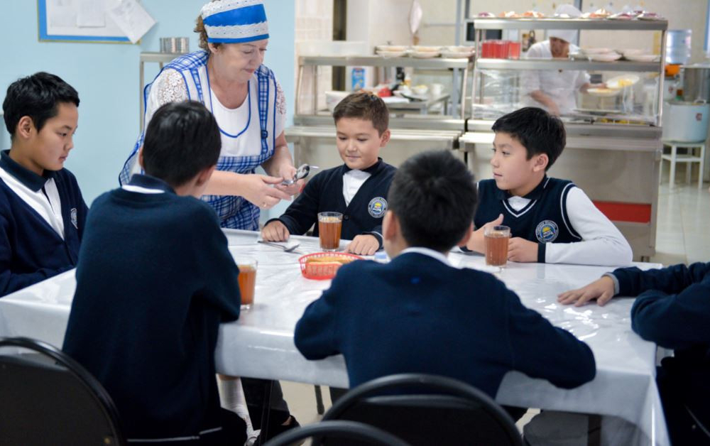 В Астане расторгнут договоры с поставщиками питания в 4-х школах