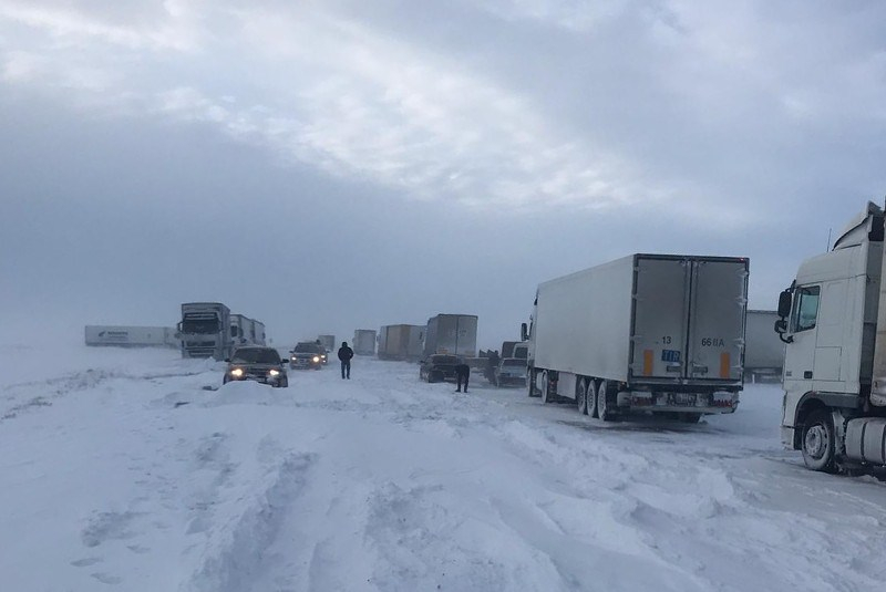 В Актюбинской области в снежных заносах застряли около 200 машин 