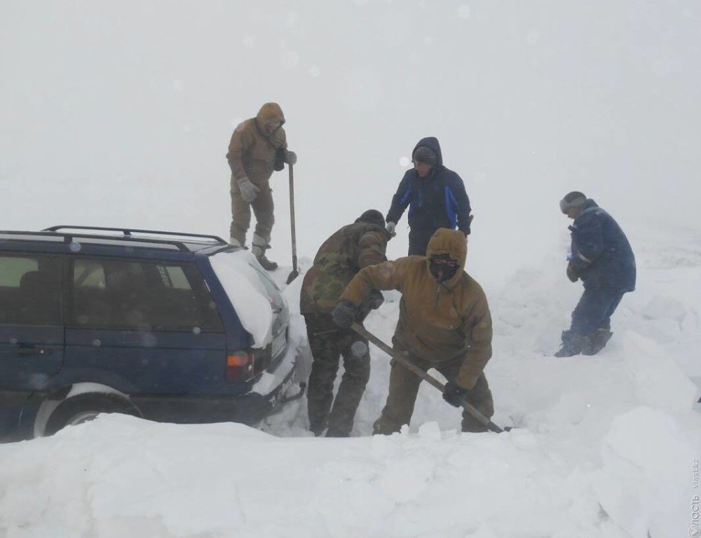 Более 300 человек эвакуировали из снежного заноса в ВКО