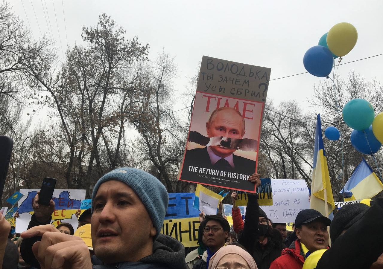 Алматыда өткен Украинаны қолдау митингі. Украинадағы соғыс. “Нұр Отанның” жаңа атауы