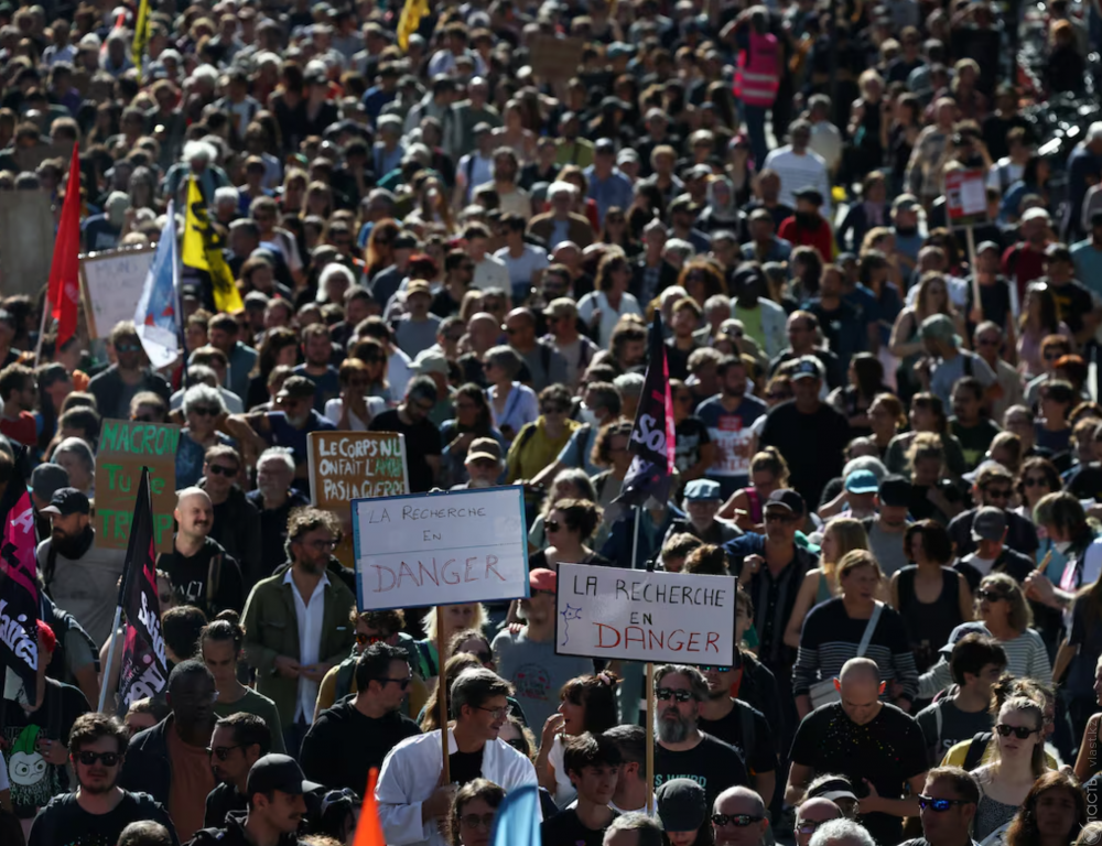 Сотни тысяч людей во Франции вышли на протесты против политики жесткой экономии
