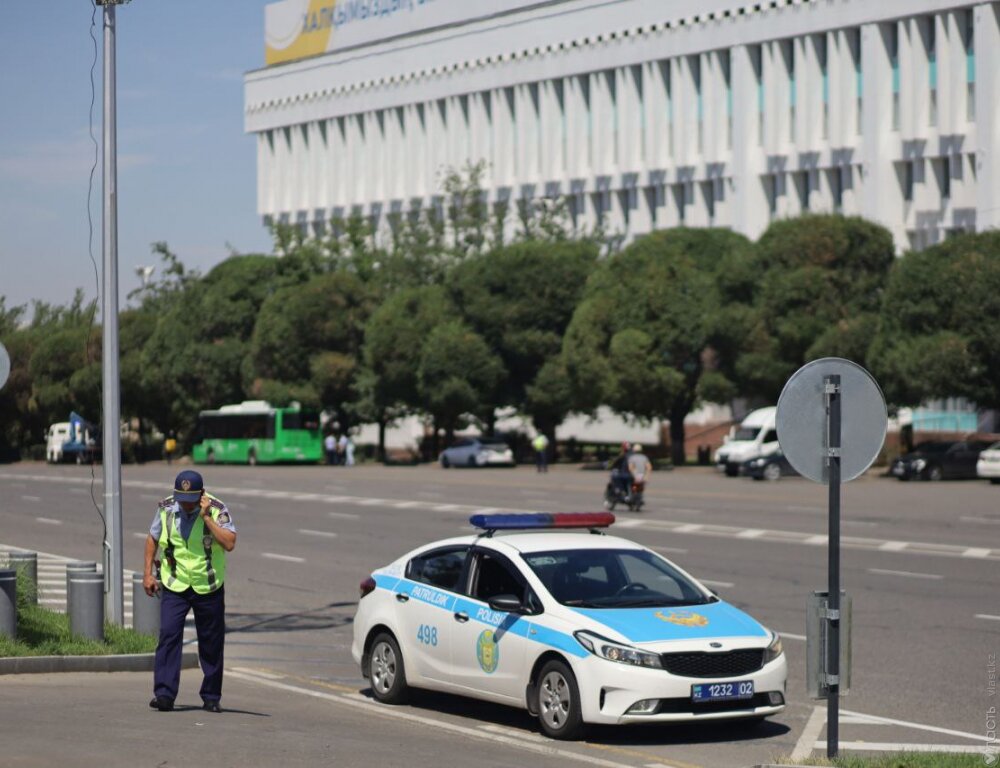 В Алматы и столице подходы к акиматам блокированы полицией