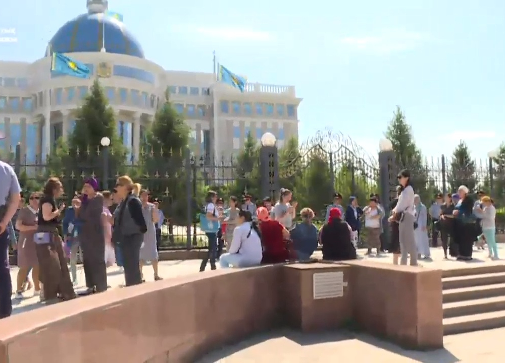 В столице Казахстана многодетные матери снова вышли на митинг