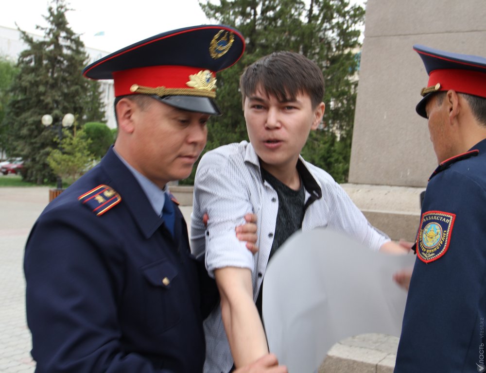 Задержанного за пустой плакат жителя Уральска вызвали в военкомат 
