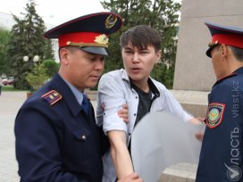 Задержанного за пустой плакат жителя Уральска вызвали в военкомат 