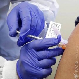 Еврокомиссия разрешила использование вакцины Pfizer/BioNTech в странах ЕС