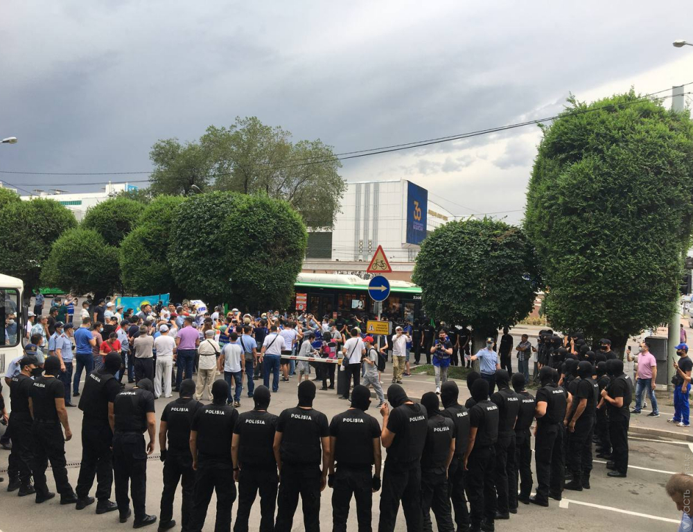 Полиция блокирует попытки сторонников Демпартии провести шествие по улицам Алматы 
