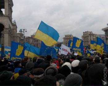 «Я ТУТ НЕ ЗА ГРОШI!»: Евромайдан митингует образцово цивилизованно