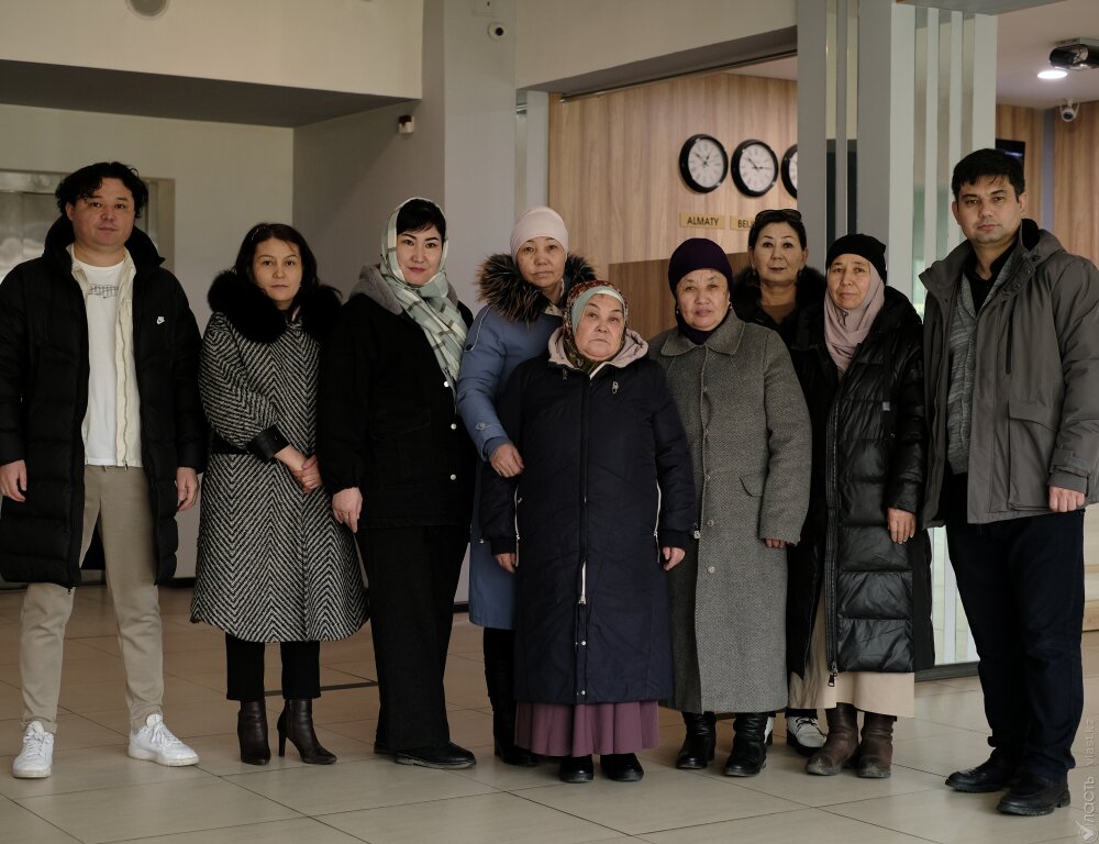 Олар желі арқылы өтіп бара жатқан адамды алдап жыныстық қатынасқа түсірген.