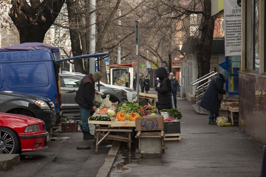 Более 60% казахстанцев опасаются ухудшения уровня жизни из-за повышения НДС, показал опрос Demoscope 