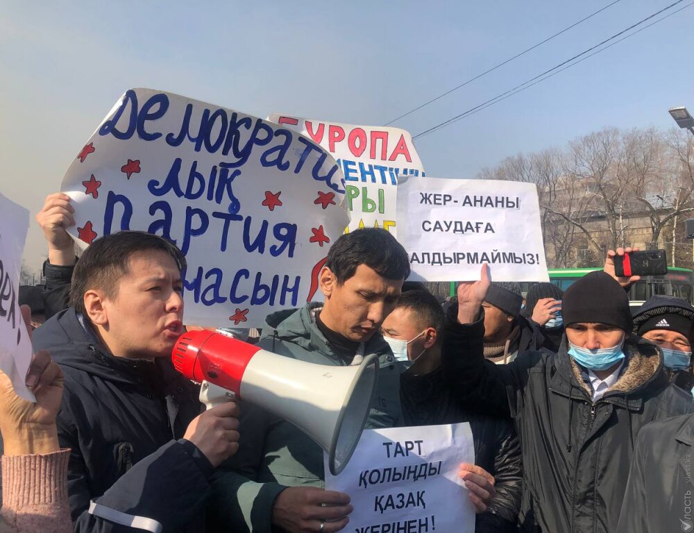 В Алматы сторонников Демпартии СОБР заблокировал у Дворца спорта