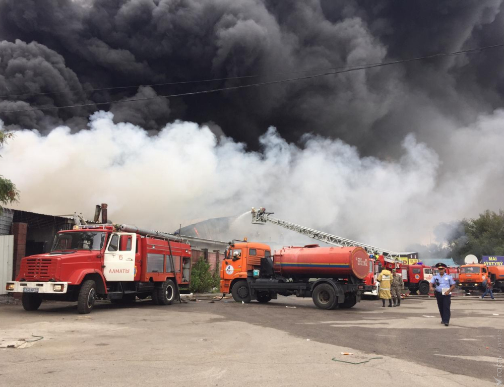 Пожар на складе в Алматы удалось локализовать