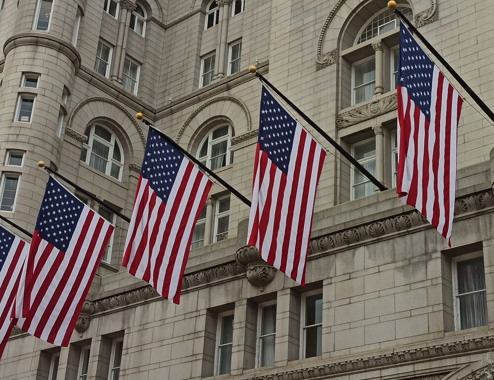 США приостановили до конца года выдачу ряда рабочих виз