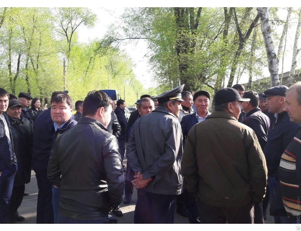 Водители коммунального автопарка в Алматы бастуют, требуя повышения зарплаты