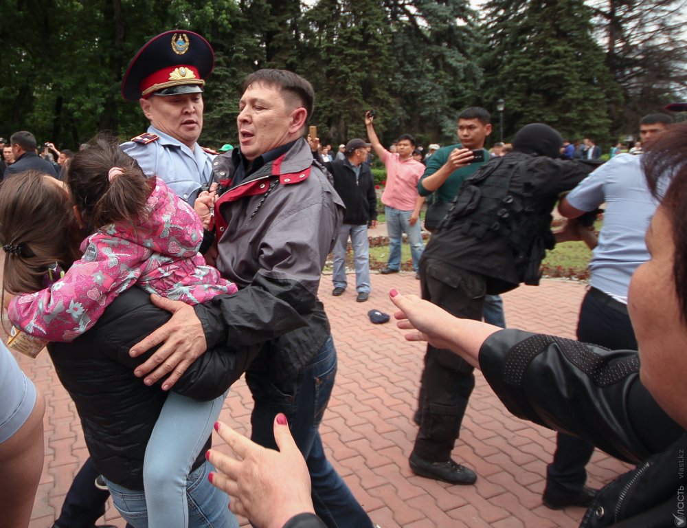 В Казахстане намерены наказывать родителей за вовлечение детей в акции протеста