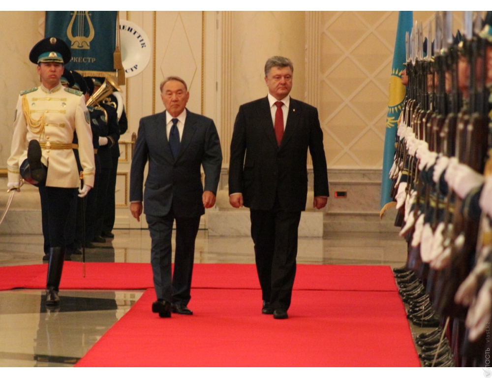 Порошенко выразил благодарность Назарбаеву за уважение к суверенитету и территориальной целостности Украины
