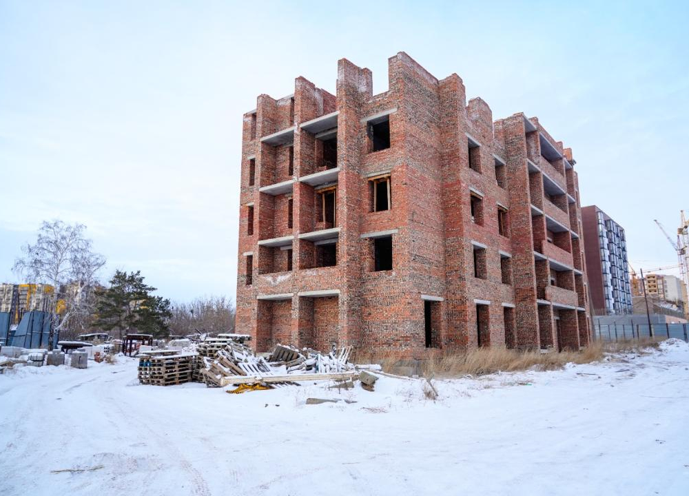 В Астане сносят незаконно строящийся жилой комплекс 