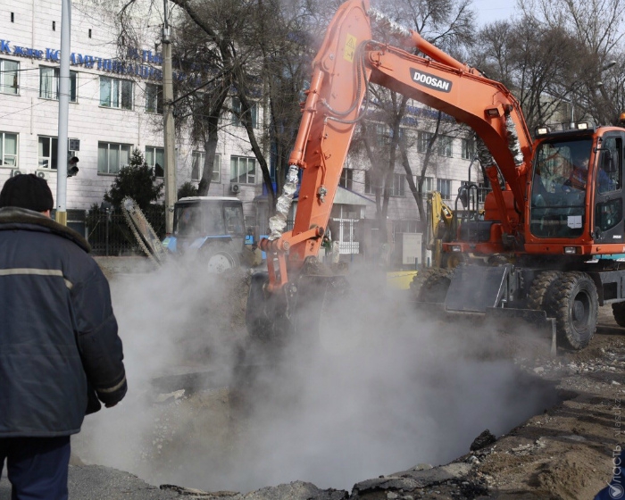 В Алматы прорвало трубопровод, два автомобиля провалились в яму с горячей водой