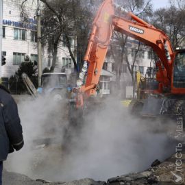 В Алматы прорвало трубопровод, два автомобиля провалились в яму с горячей водой