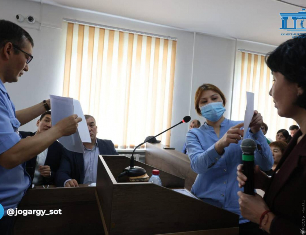 Прокуроры сомневаются в показаниях свидетельницы Нурбековой, находившейся с подсудимыми в ночь убийства Шерзата Полата - vlast.kz Прокуроры сомневаются в показаниях свидетельницы Нурбековой, находившейся с подсудимыми в ночь убийства Шерзата Полата