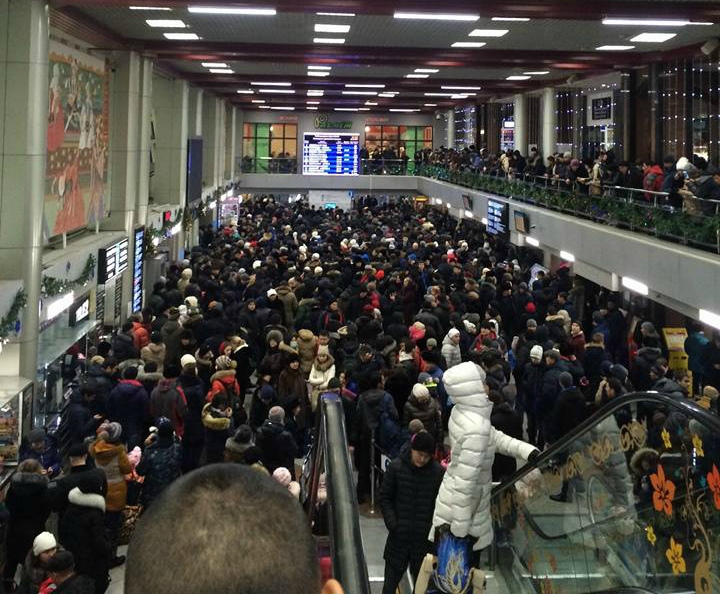 Почти 1250 застрявших пассажиров было отправлено с железнодорожного вокзала Астаны