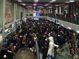 Почти 1250 застрявших пассажиров было отправлено с железнодорожного вокзала Астаны
