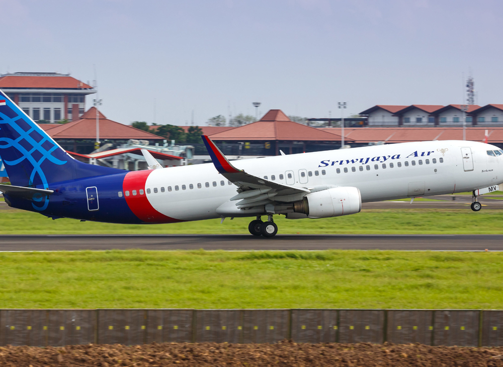 Наземные службы Индонезии потеряли связь с вылетевшим из столицы Boeing