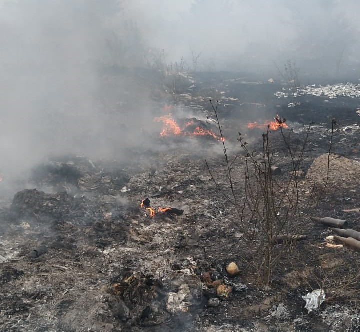 В селе в Алматинской области загорелась стихийная свалка рядом с жилыми домами