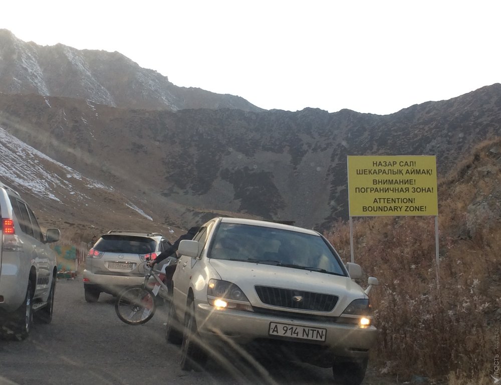 Решить проблему с очередями на казахстанско-кыргызской границе власти пока не могут