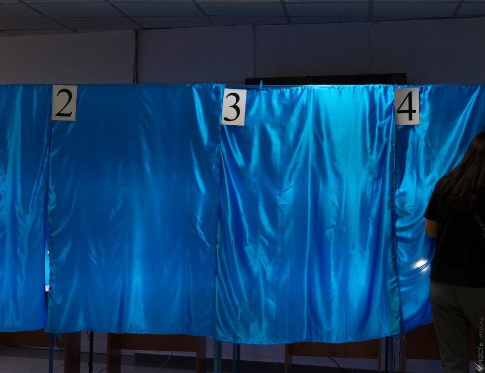 Почти 44% казахстанцев приняли участие в референдуме к полудню