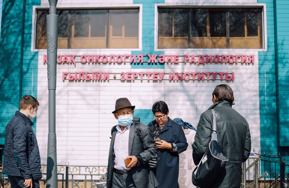 В КазНИИ онкологии в Алматы коронавирусом заразились 14 пациентов