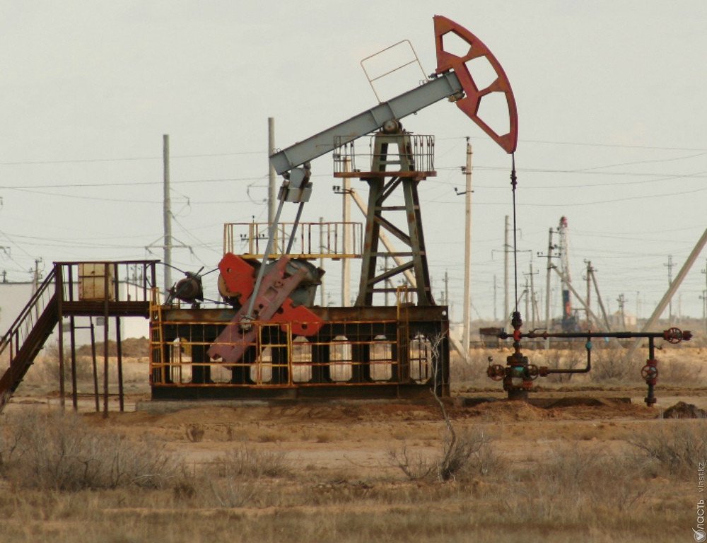 Казахстан в апреле снизит добычу нефти на 300 тыс. баррелей в сутки