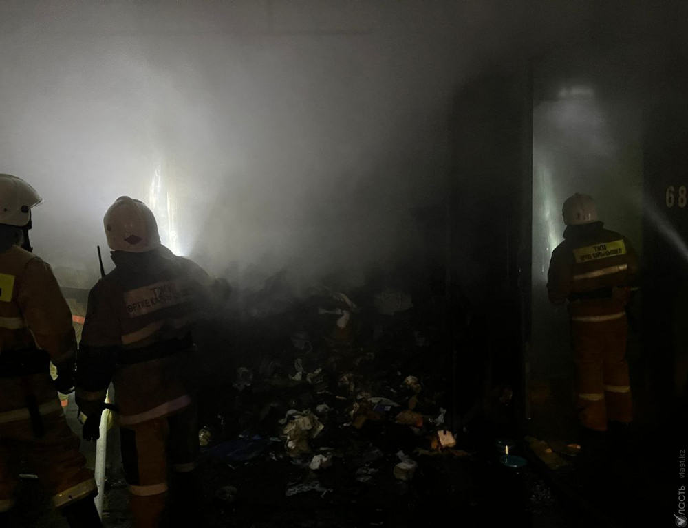 В Алматы произошел пожар на рынке в районе барахолки