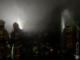 В Алматы произошел пожар на рынке в районе барахолки